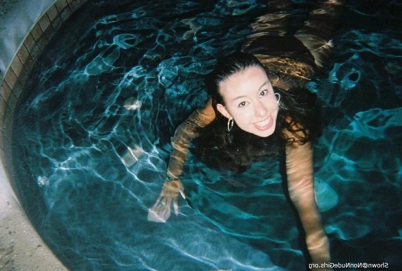 20P Amateur teen girls in hottub