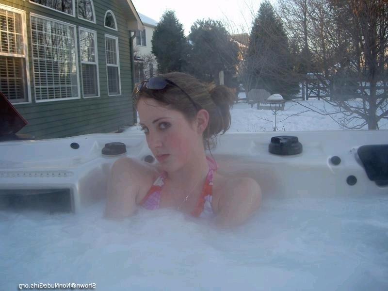 20P Amateur teen girls in hottub