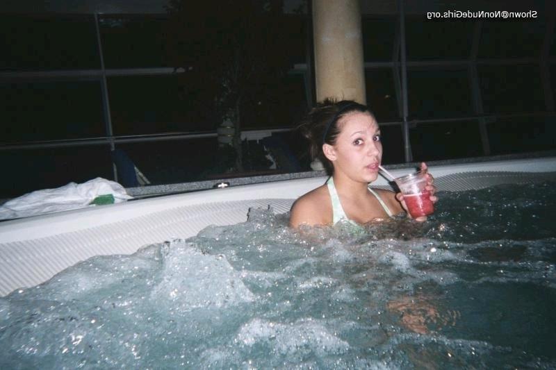 20P Amateur teen girls in hottub