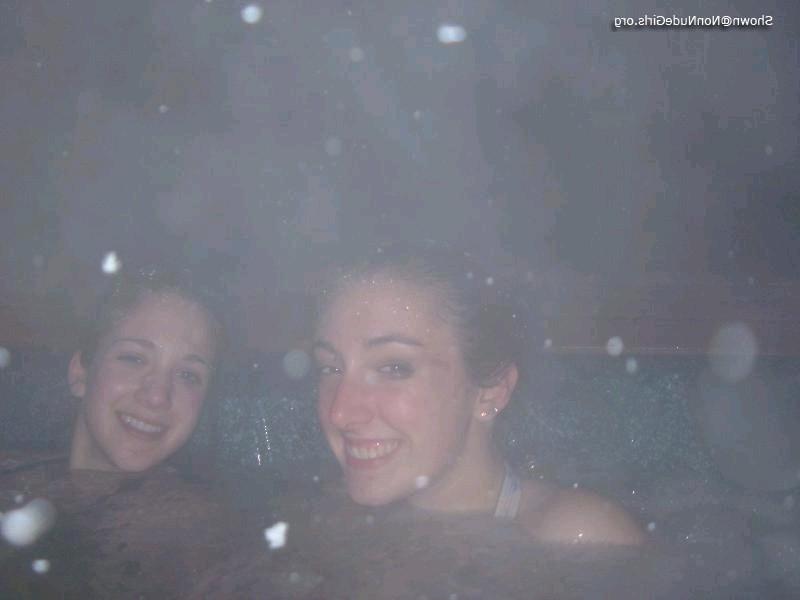 20P Amateur teen girls in hottub