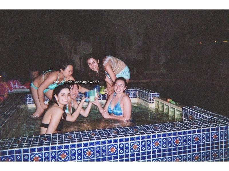 20P Amateur teen girls in hottub