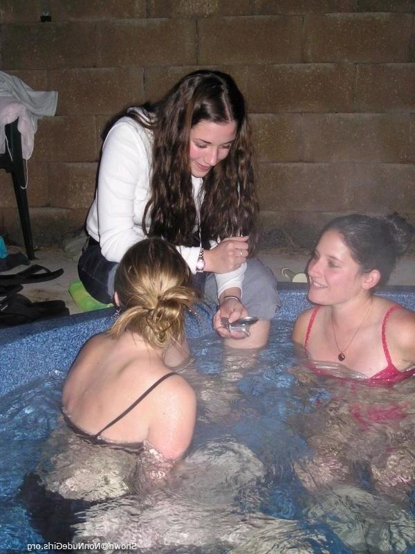 20P Amateur teen girls in hottub