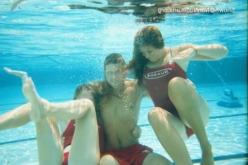 20P Amateur teen girls underwater pics