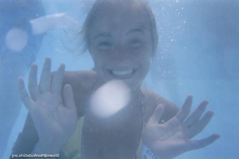 20P Amateur teen girls underwater pics
