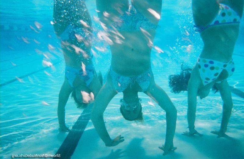 20P Amateur teen girls underwater pics