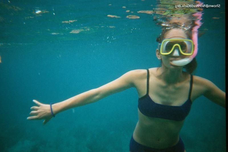 20P Amateur teen girls underwater pics