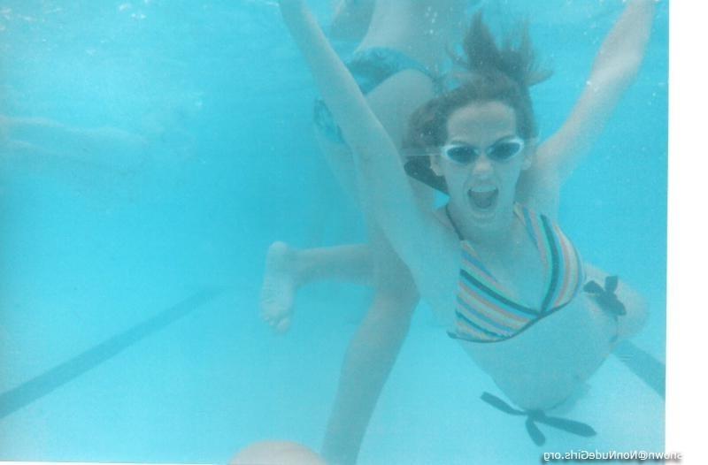 20P Amateur teen girls underwater pics