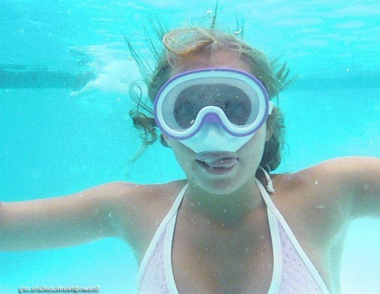 20P Amateur teen girls underwater pics