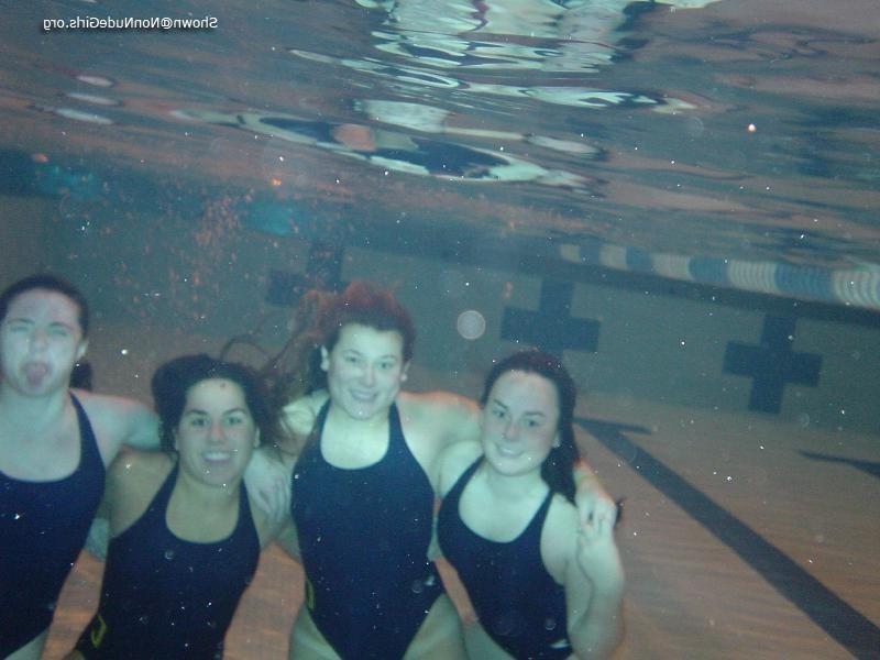 20P Amateur teen girls underwater pics