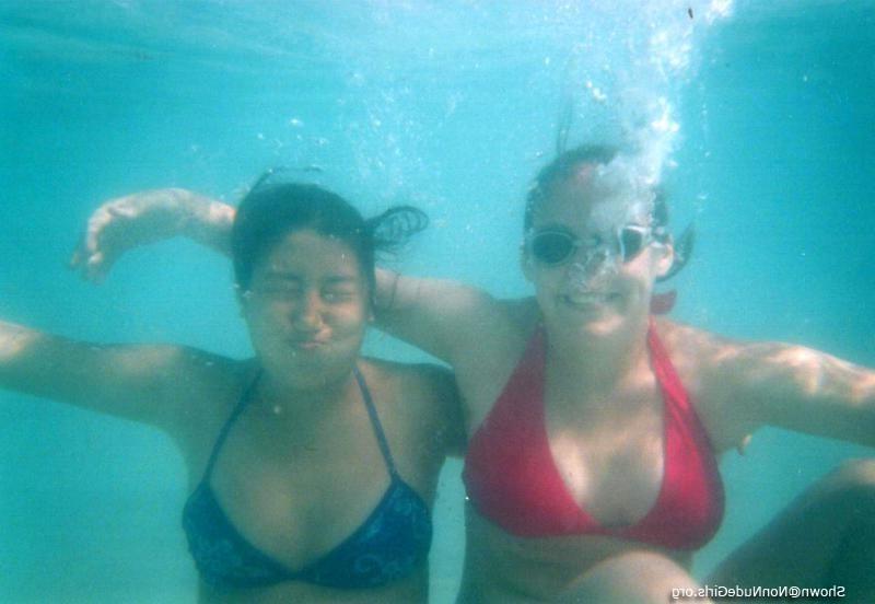 20P Amateur teen girls underwater pics