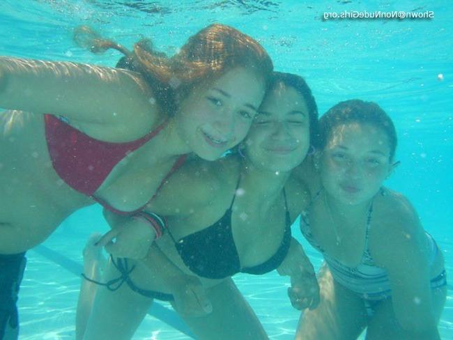20P Amateur teen girls underwater pics