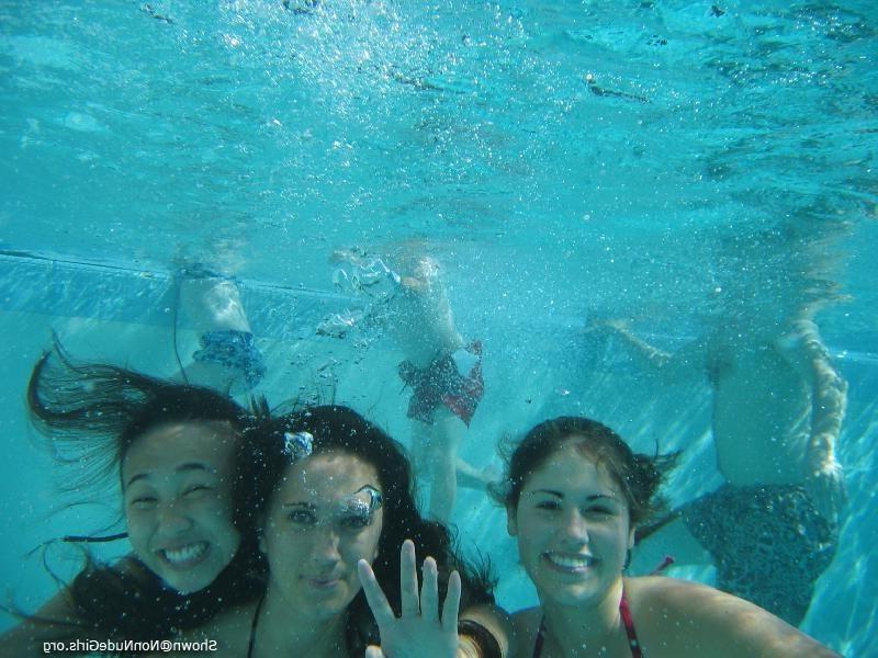 20P Amateur teen girls underwater pics