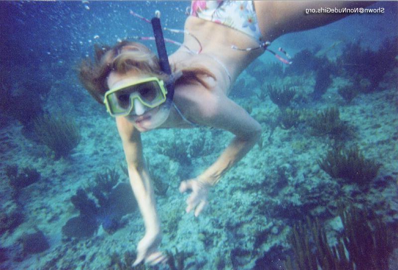 20P Amateur teen girls underwater pics