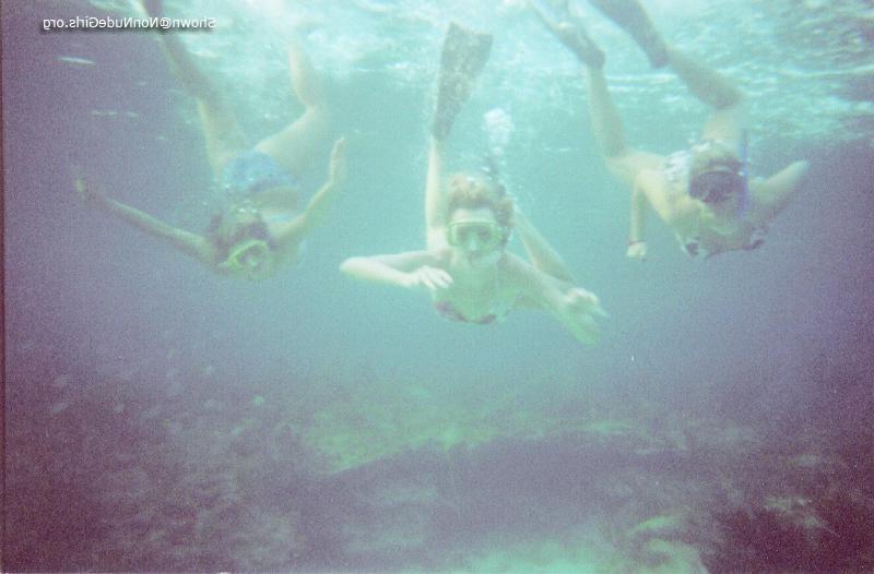 20P Amateur teen girls underwater pics