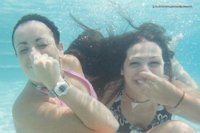 20P Amateur teen girls underwater pics