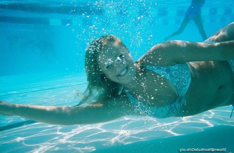 20P Amateur teen girls underwater pics