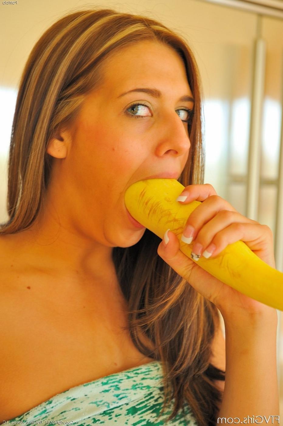 15P Kinky amateur teen toys with fruits and vegetables