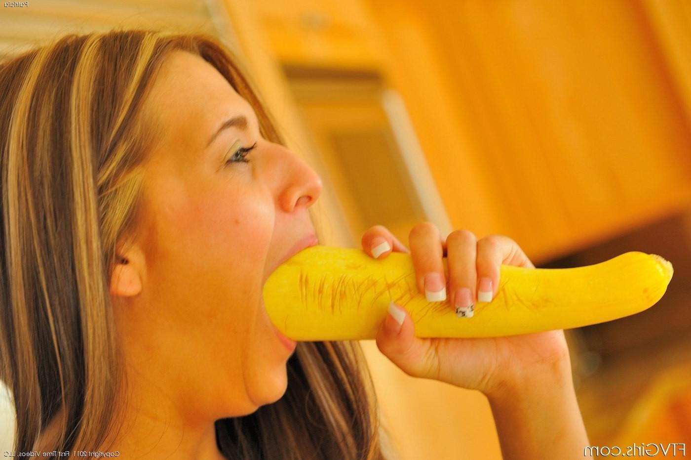 15P Kinky amateur teen toys with fruits and vegetables