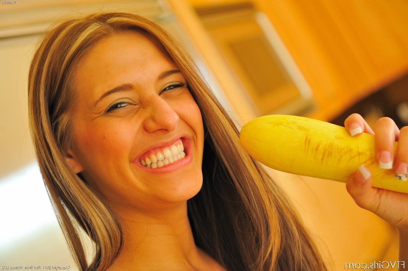 15P Kinky amateur teen toys with fruits and vegetables