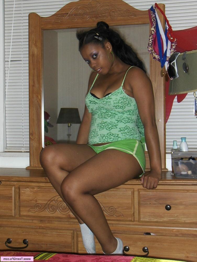 16P Nice ass black amateur teen has fun with a dildo