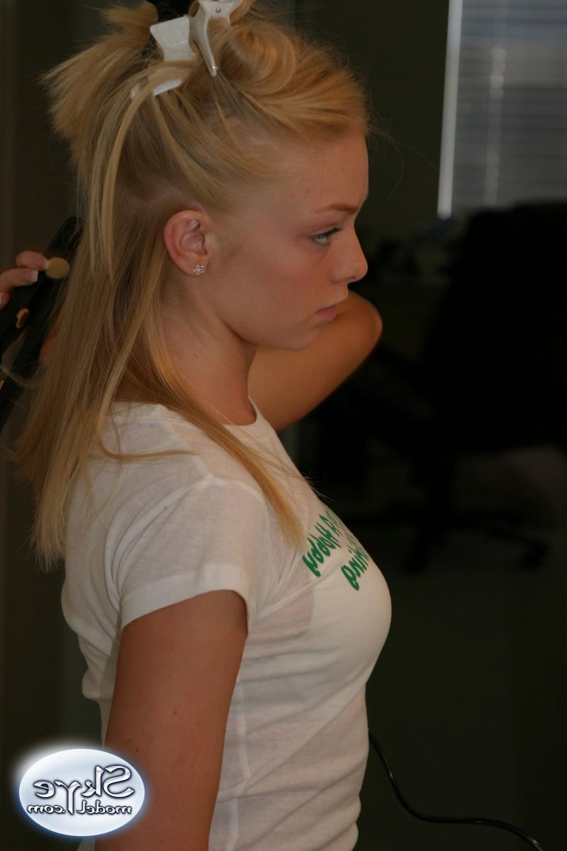 16P Blonde amateur teen putting on makeup