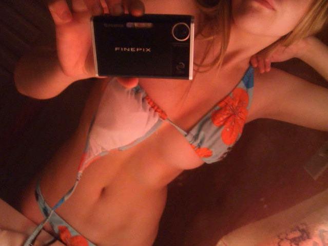 15P Amateur blonde girlfriend showing off