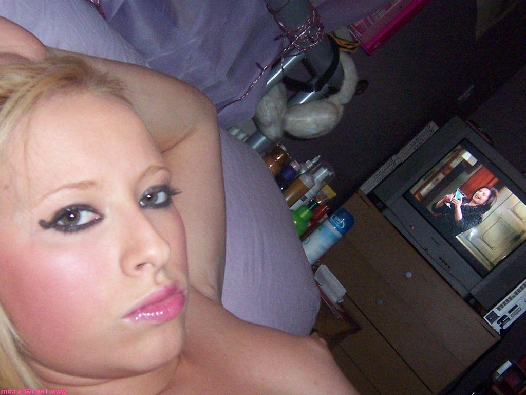 16P Amateur teen taking photos of herself nude in bedroom