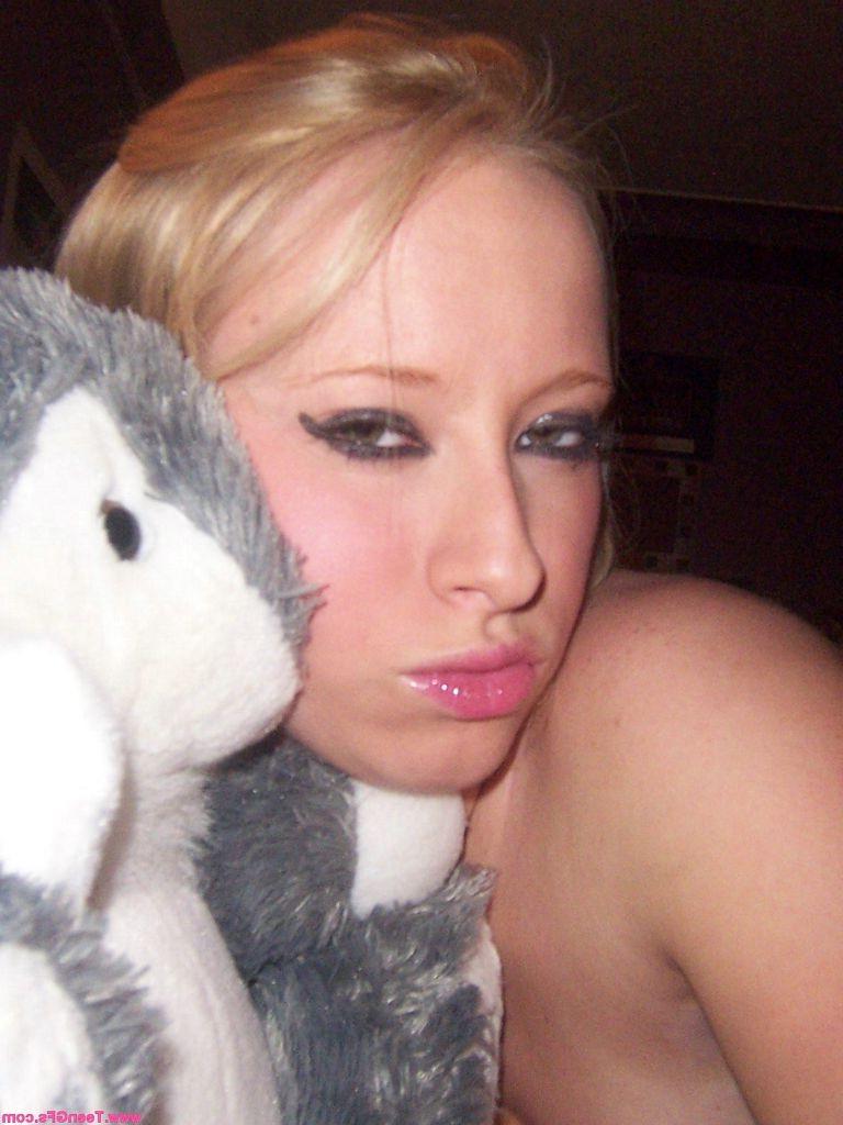 16P Amateur teen taking photos of herself nude in bedroom