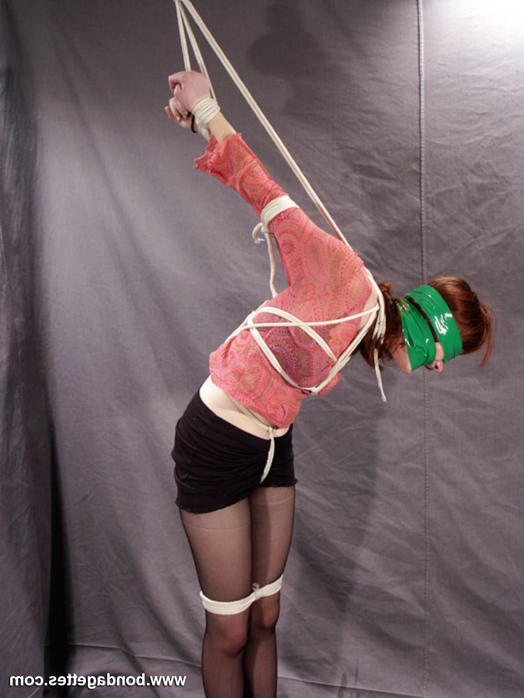 16P During a nonnude bondage photoshoot pretty amateur subbie Veroni