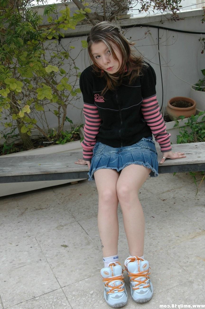 16P Amateur teen girl upskirt outside