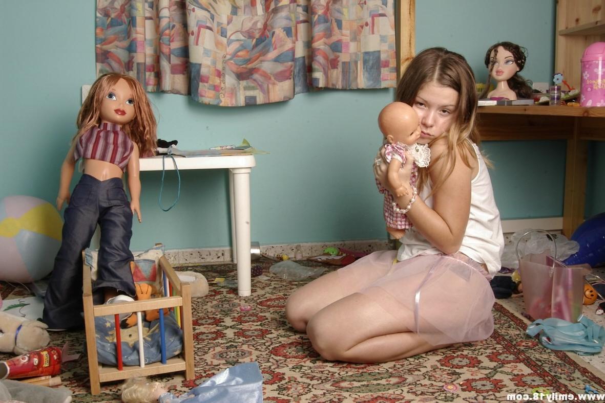 16P Amateur teen girl plays with dolls