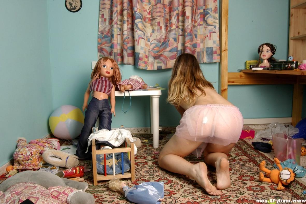 16P Amateur teen girl plays with dolls