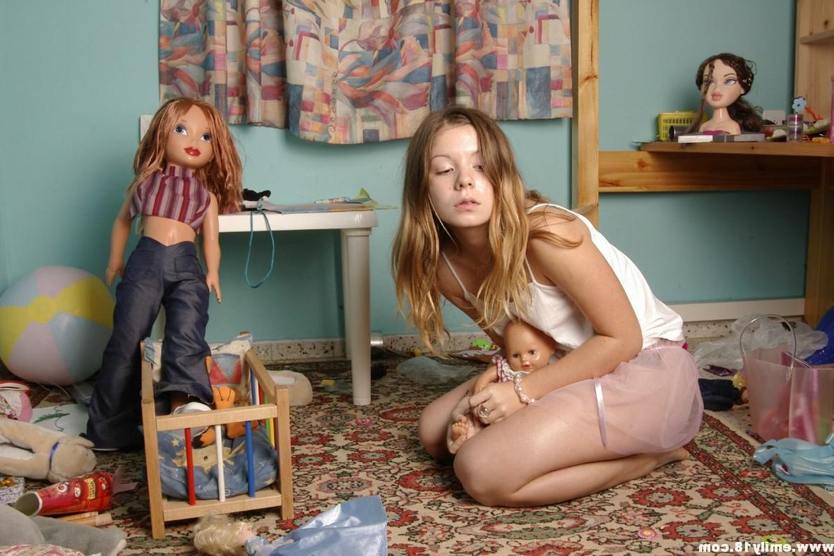 16P Amateur teen girl plays with dolls