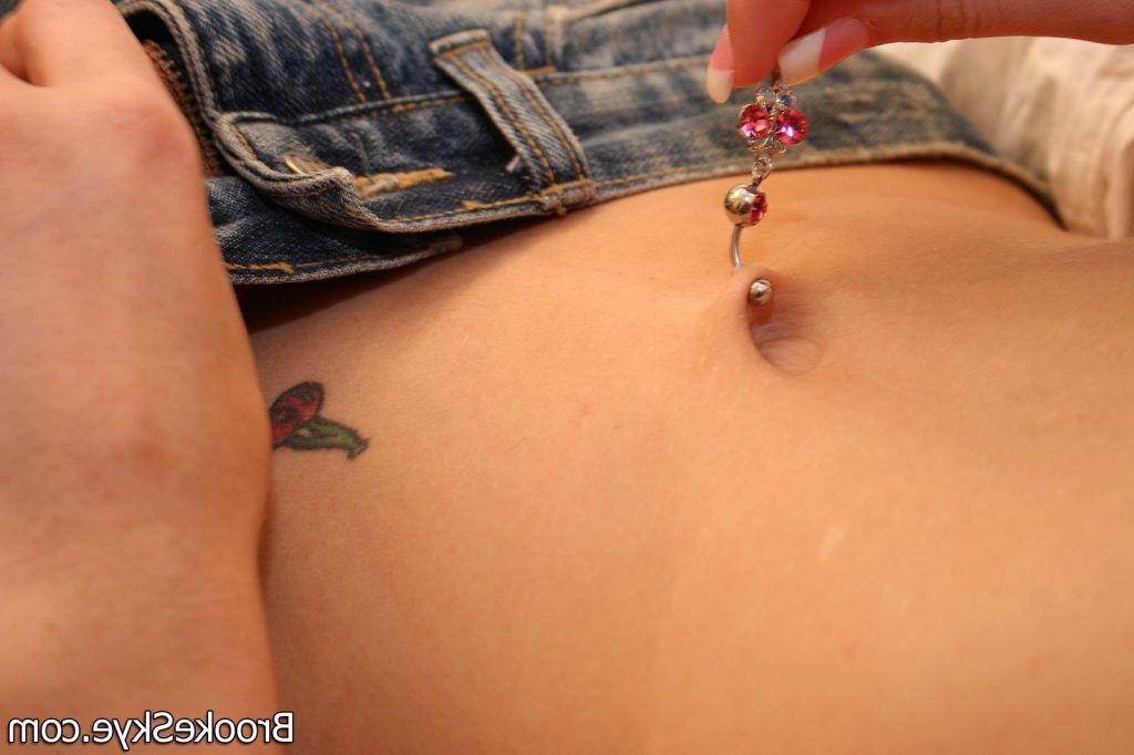 16P Brooke Skye :: Pretty amateur teen Brooke masturbating like no tomorrow