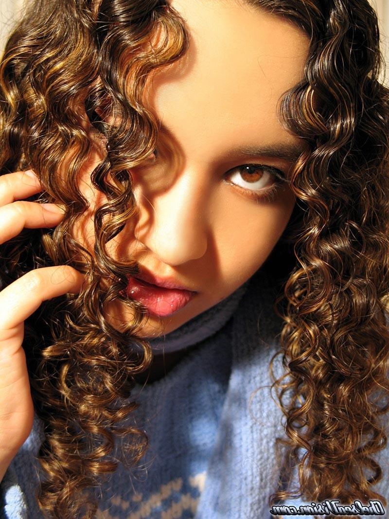 16P Plantureuse cheveux crépus adolescente culotte blanche