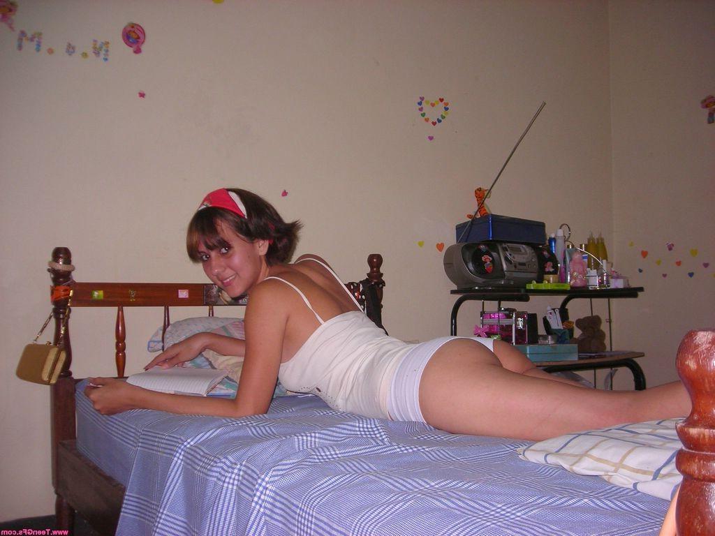 16P Real amateur teen posing nude and inserting a brush in her pussy