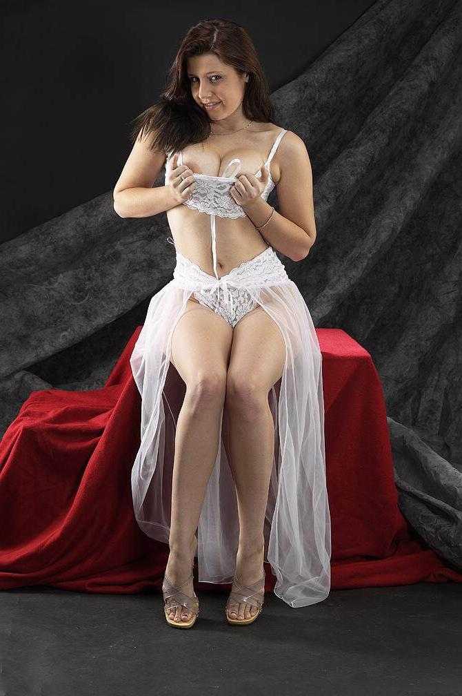 20P Babe with huge tits in hot lingerie