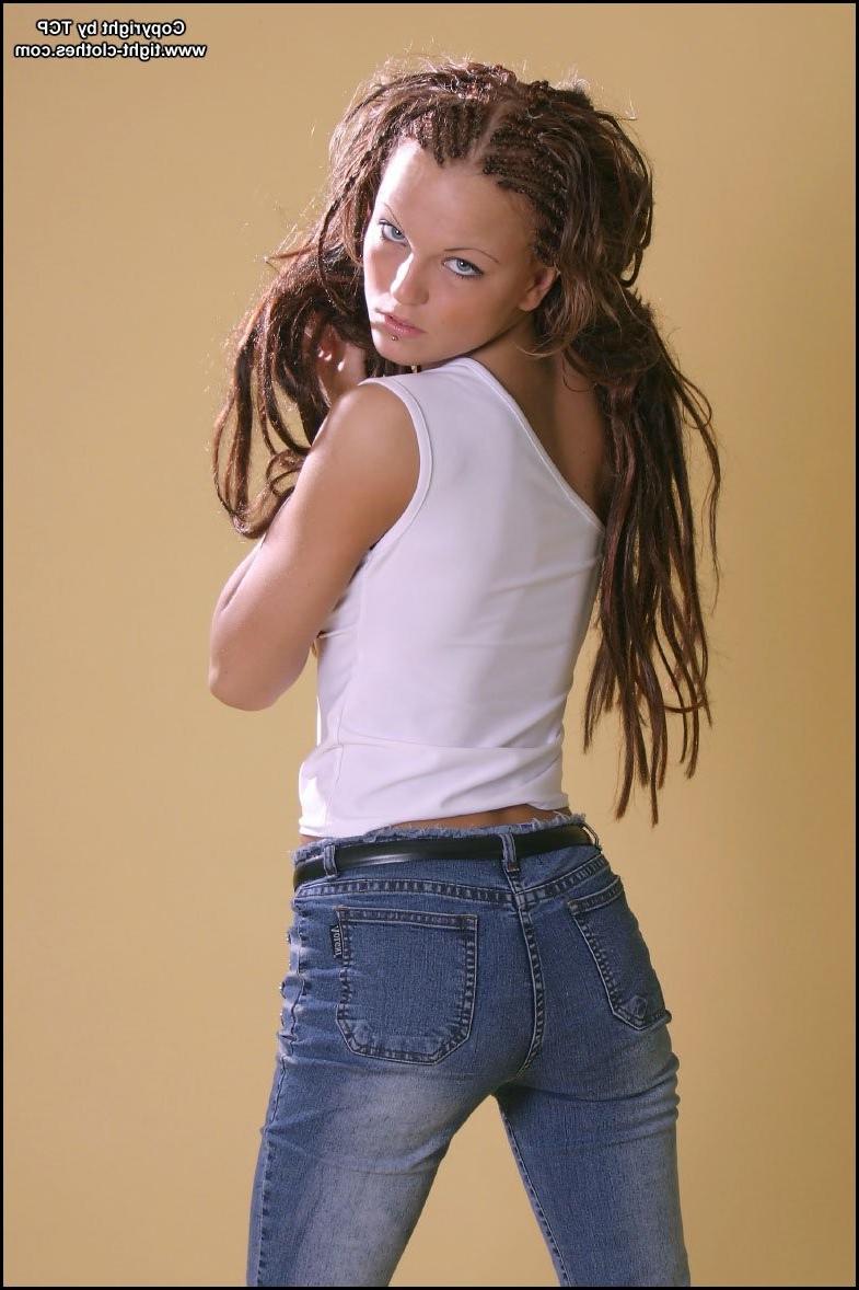 16P An amateur teen babe posing in tight blue shorts /