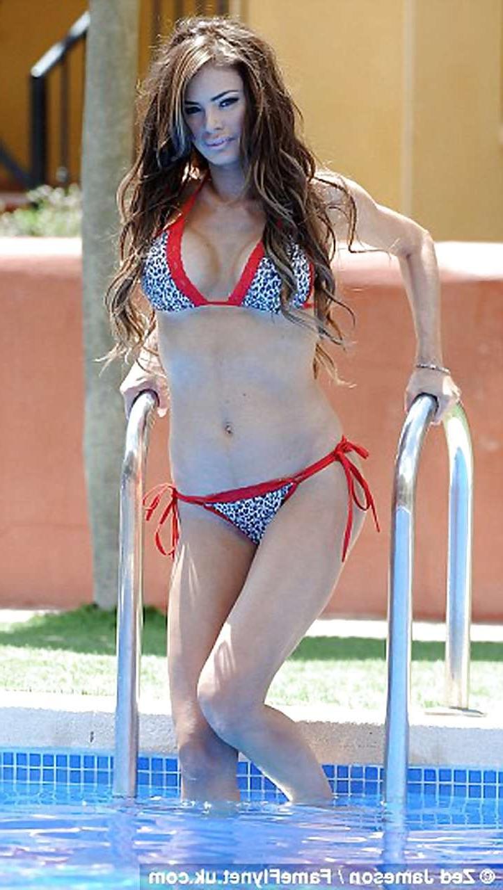 16P Chloe Sims shows perfect sexy body and nice ass on pool