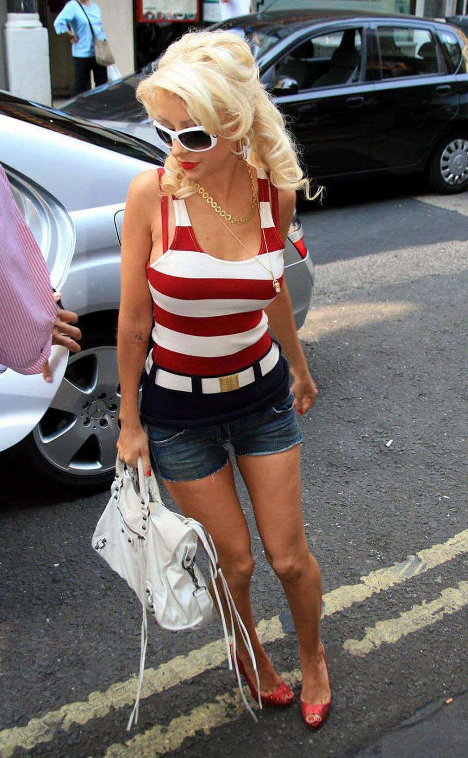 16P Christina Aguilera showing her perfect ass and hot body