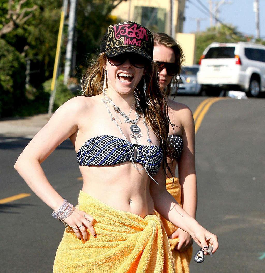 16P Avril Lavigne enjoying on beach and showing perfect and sexy body