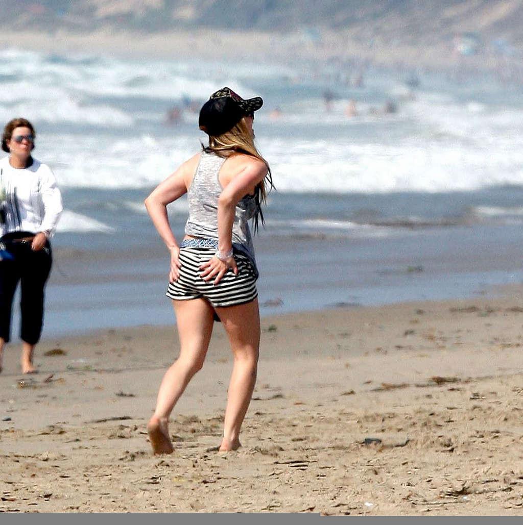 16P Avril Lavigne enjoying on beach and showing perfect and sexy body