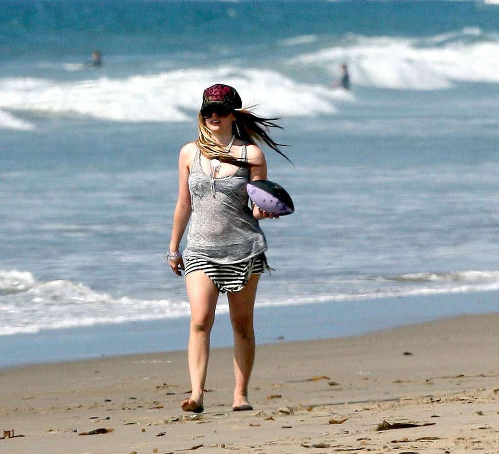 16P Avril Lavigne enjoying on beach and showing perfect and sexy body