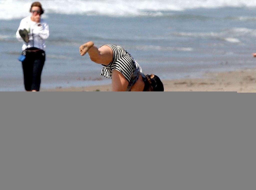 16P Avril Lavigne enjoying on beach and showing perfect and sexy body
