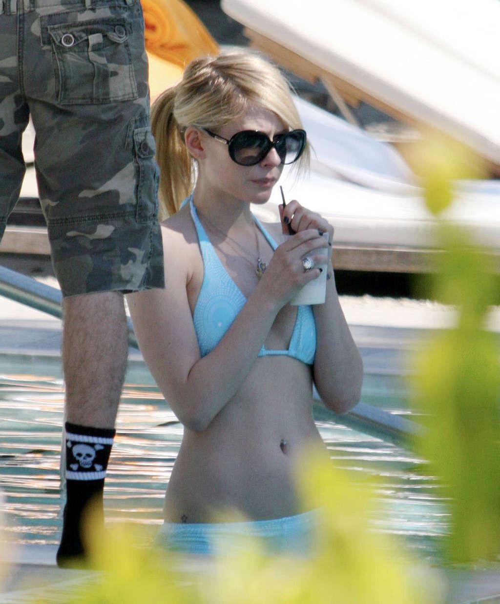16P Avril Lavigne enjoying on beach and showing perfect and sexy body