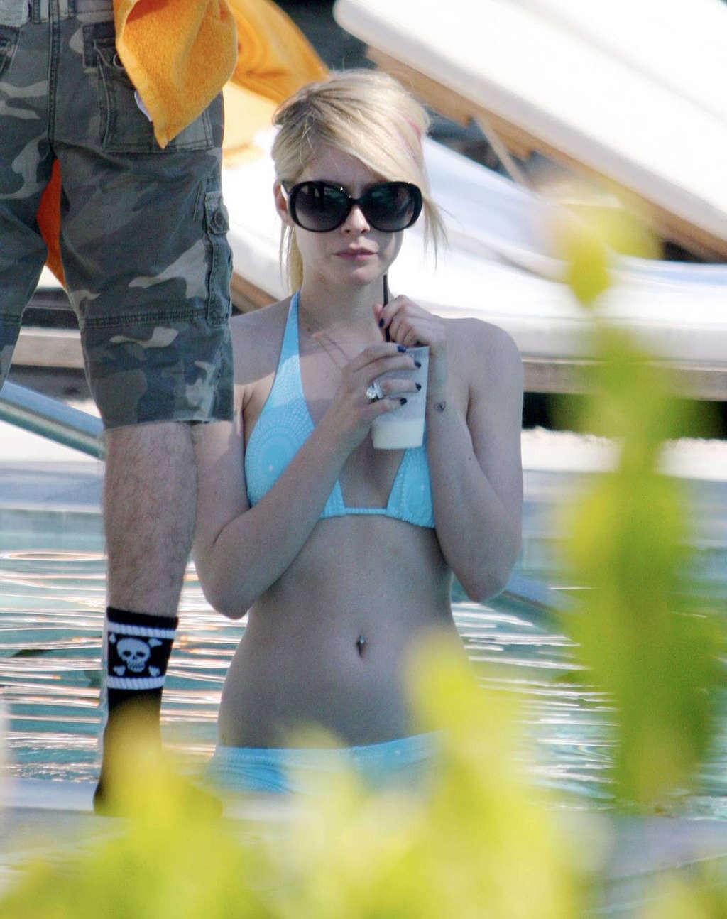 16P Avril Lavigne enjoying on beach and showing perfect and sexy body