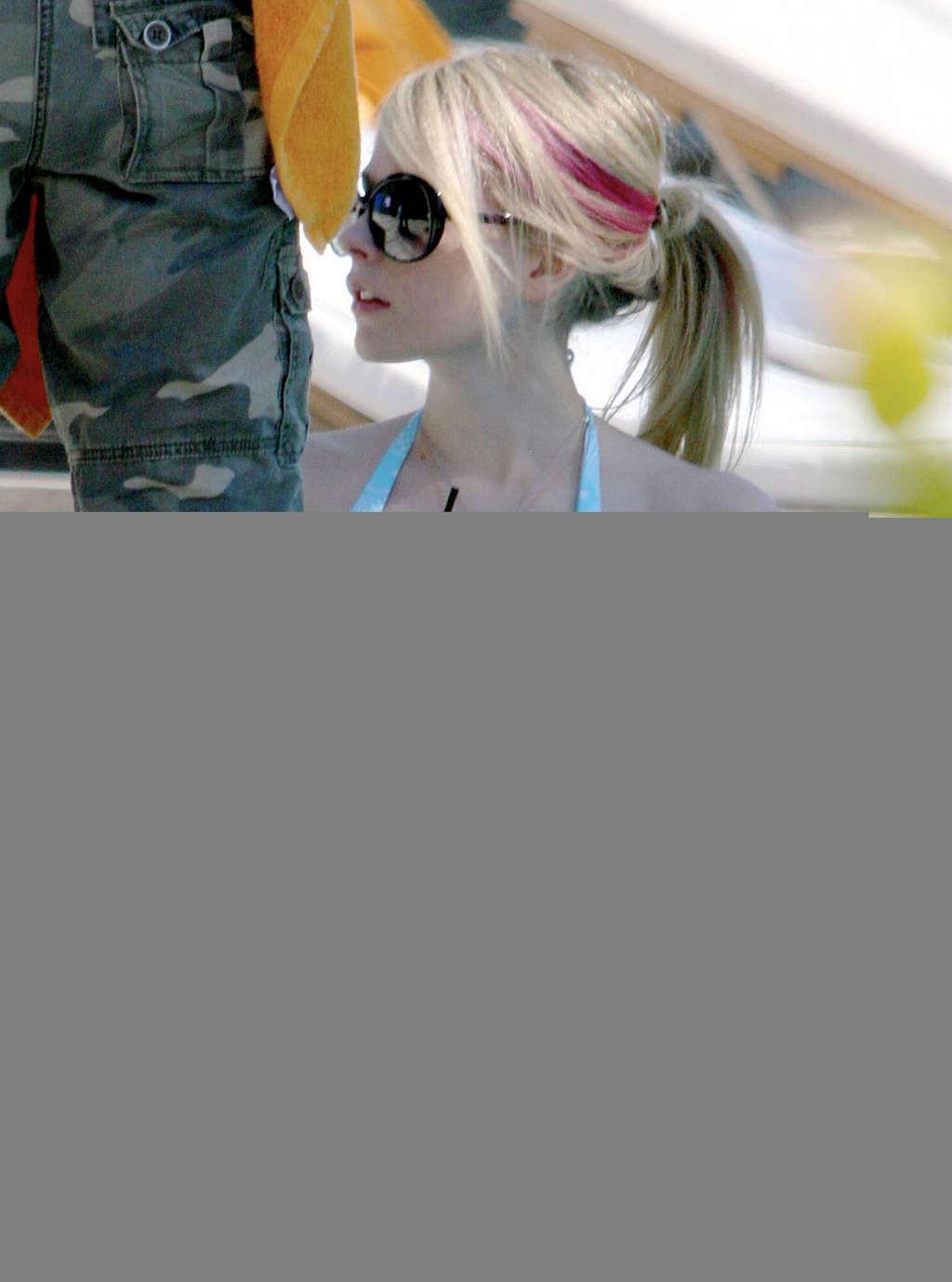 16P Avril Lavigne enjoying on beach and showing perfect and sexy body