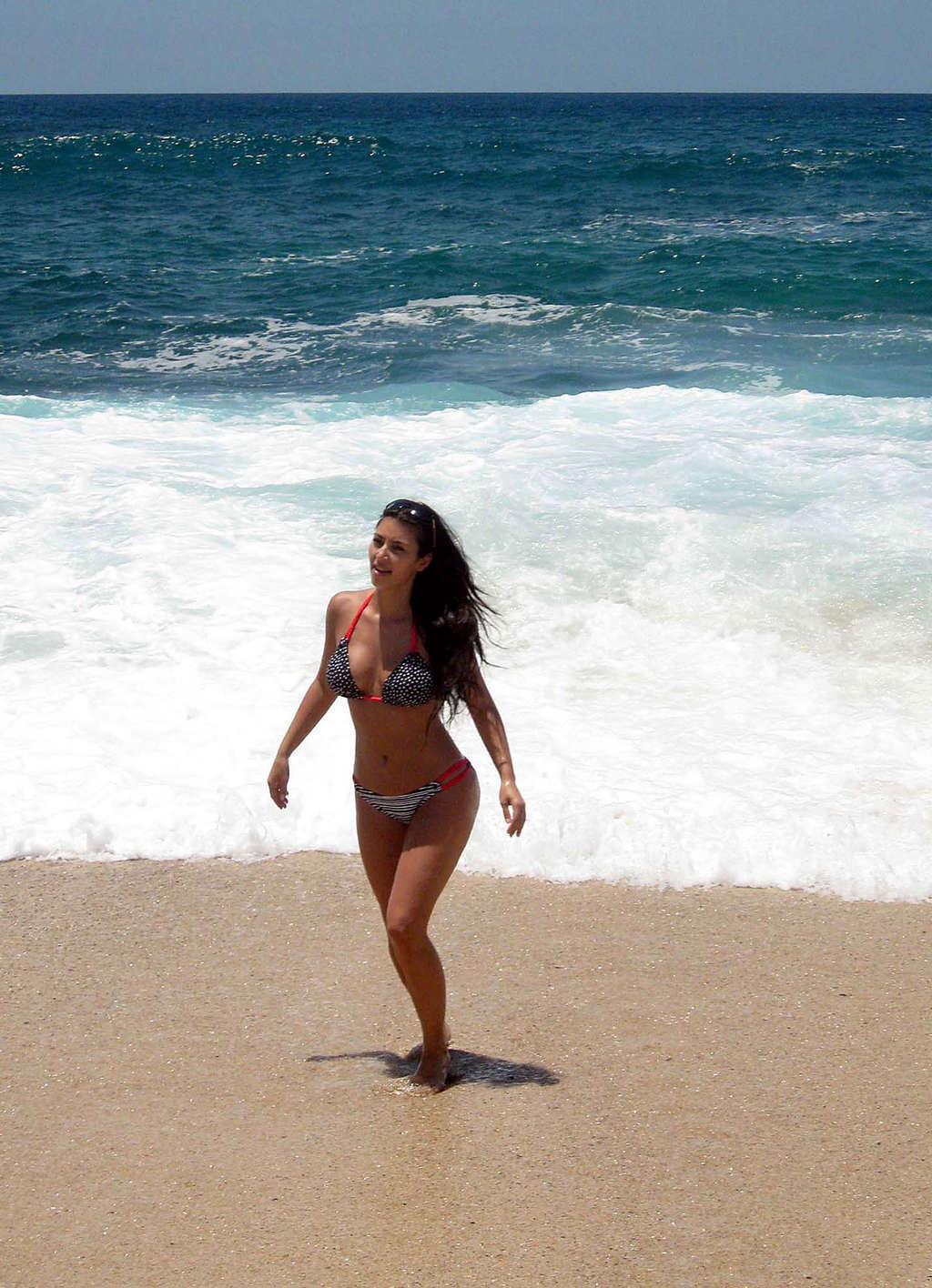 16P Kim Kardashian showing perfect and sexy body in bikini hot photos