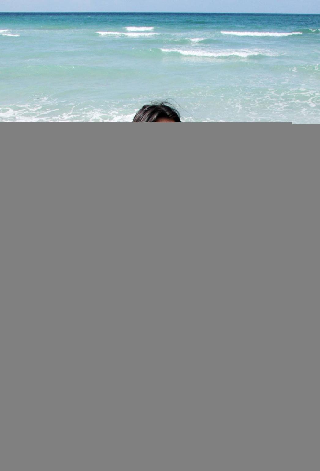 16P Kim Kardashian showing perfect and sexy body in bikini hot photos
