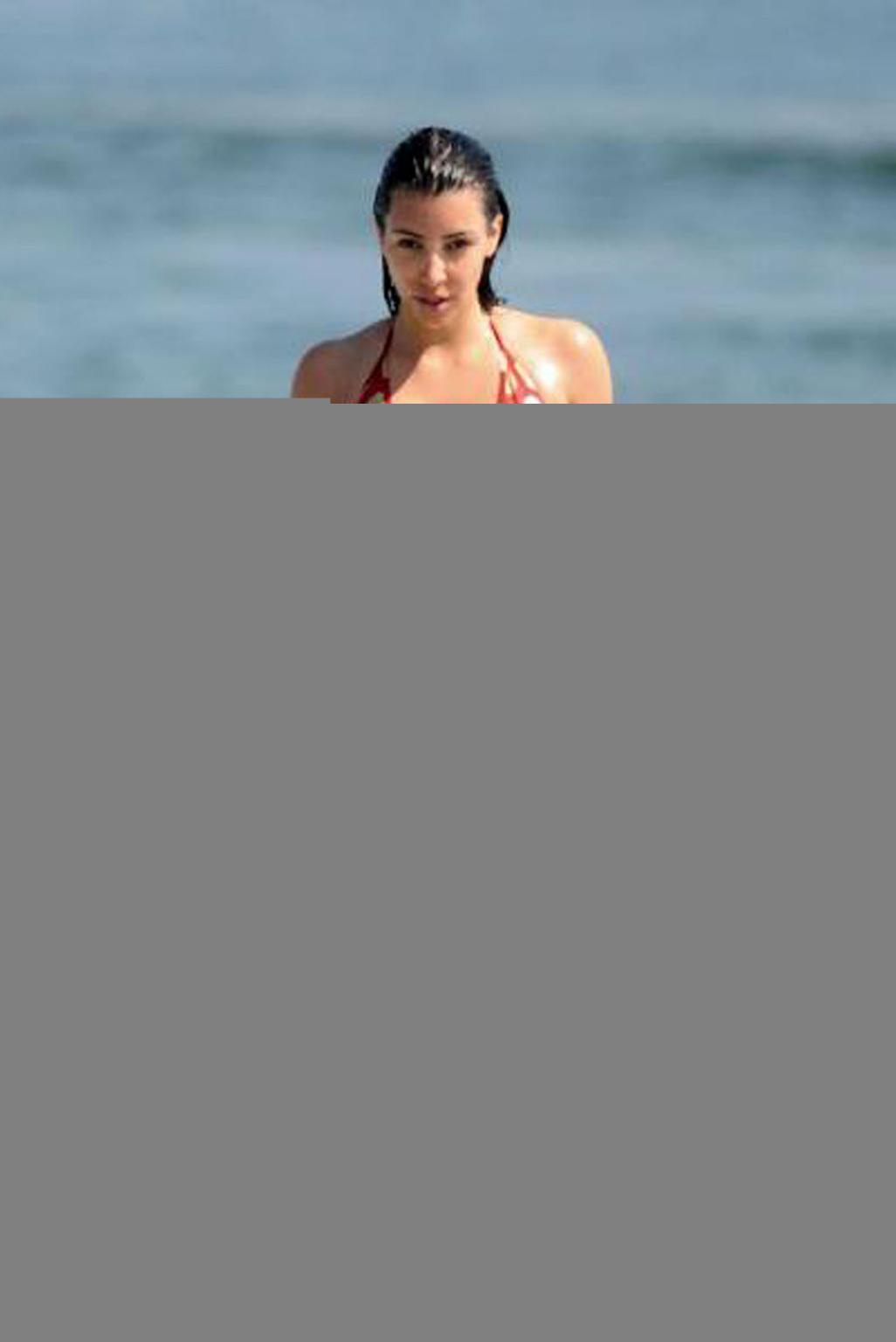16P Kim Kardashian showing perfect and sexy body in bikini hot photos